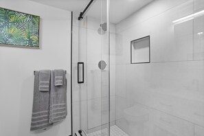 Shower, hair dryer, towels, soap - New Chic Modern-Boho Apartment in Center City ! (Philadelphia)