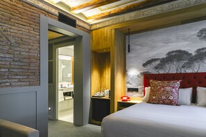 Minibar, in-room safe, desk, laptop workspace - Hotel La Pau  (Barcelona)