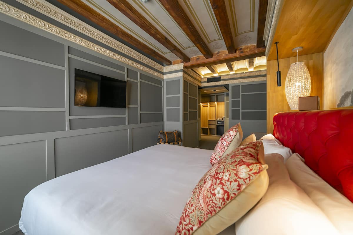 1 slaapkamer, een minibar, een kluis op de kamer, een bureau