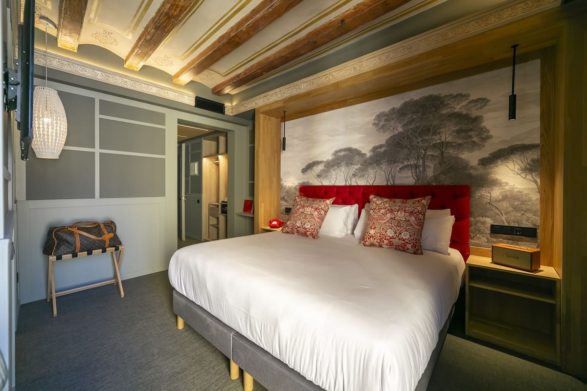 1 slaapkamer, een minibar, een kluis op de kamer, een bureau
