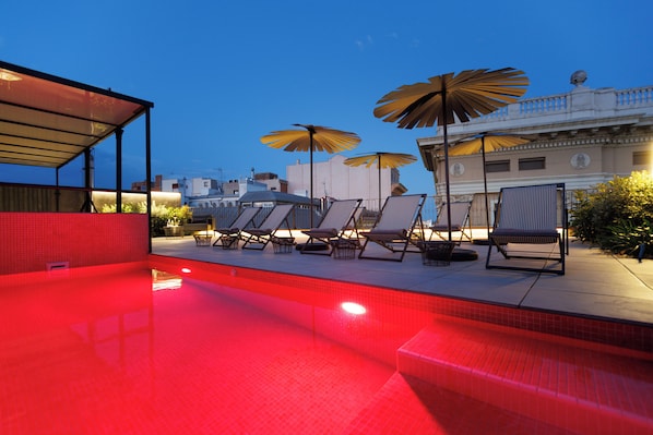 Piscine extérieure, parasols de plage, chaises longues