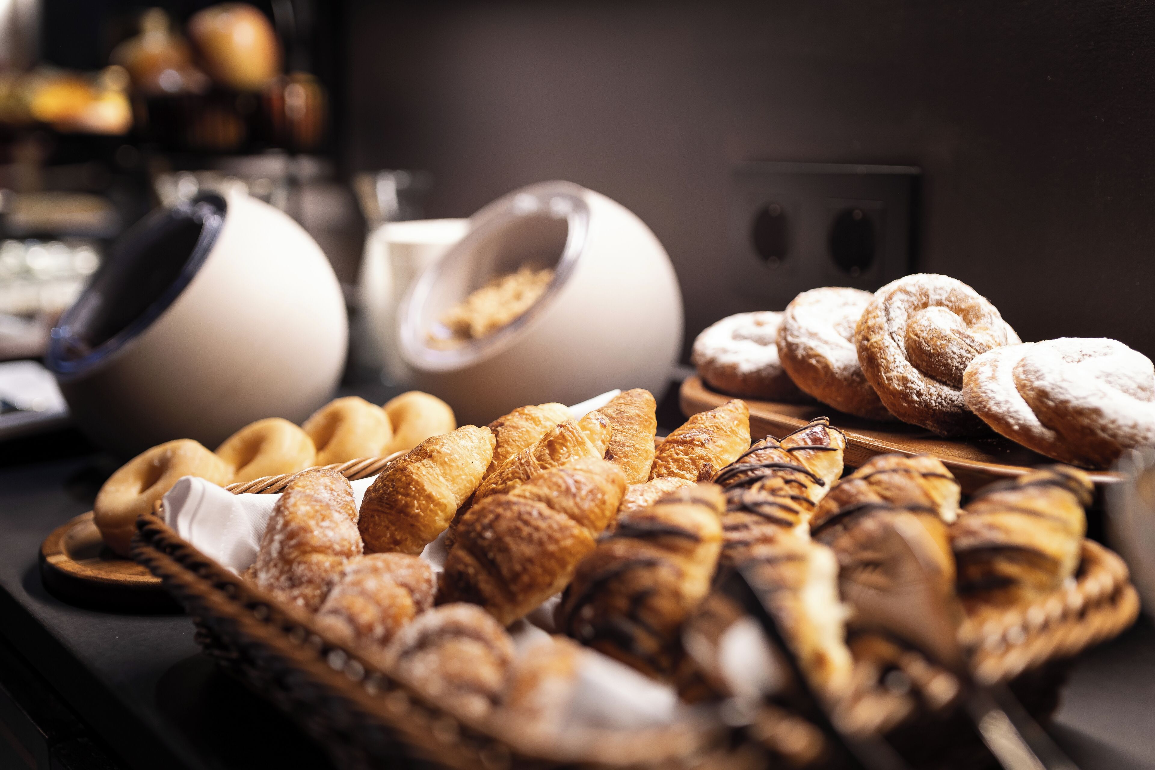 Une variété de pâtisseries est exposée, notamment des croissants et d’autres produits de boulangerie.