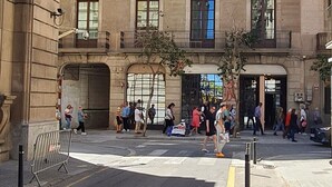 A multi-story building with a classical architectural style, featuring balconies and large windows. - Hotel La Pau  (Barcelona)