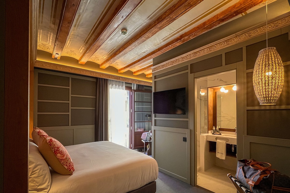 1 slaapkamer, een minibar, een kluis op de kamer, een bureau