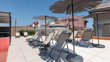 Ulkouima-allas, aurinkovarjoja, aurinkotuoleja