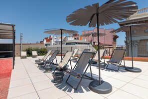 Piscine extérieure, parasols de plage, chaises longues