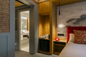Minibar, in-room safe, desk, laptop workspace - Hotel La Pau  (Barcelona)