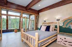 1 bedroom, desk, iron/ironing board, free WiFi - Earthship Home in Big Sky (Gallatin Gateway)