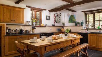 Een koelkast, een magnetron, een oven, een kookplaat