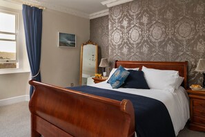 8 bedrooms, desk, iron/ironing board, free WiFi - Coulscott House - sleeps 15 guests  in 8 bedrooms (Combe Martin)