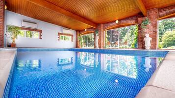 Een binnenzwembad, een verwarmd zwembad