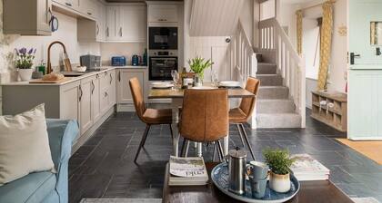 A stone cottage that sleeps 3 guests in 1 bedroom