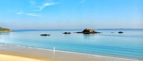 Una spiaggia nelle vicinanze