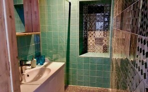 Douche, sĂšche-cheveux, serviettes fournies