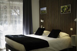 Rom – comfort | Safe på rommet, blendingsgardiner og wi-fi (inkludert)