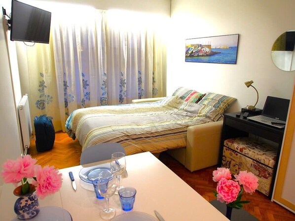 Iron/ironing board, WiFi, bed sheets