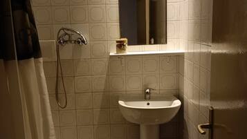 Sèche-cheveux, serviettes fournies