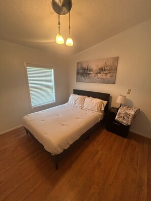 3 bedrooms, desk, free WiFi, bed sheets