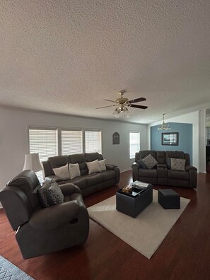 TV connectée, livres, écrans d'ordinateur, imprimantes