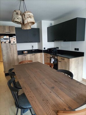 Een koelkast, een microgolfoven, een oven, een vaatwasser