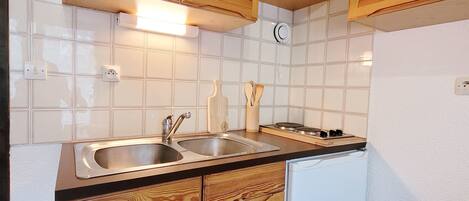 Fridge, oven, coffee/tea maker