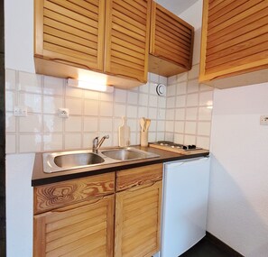 Kjøleskap, ovn og kaffetrakter/tekoker