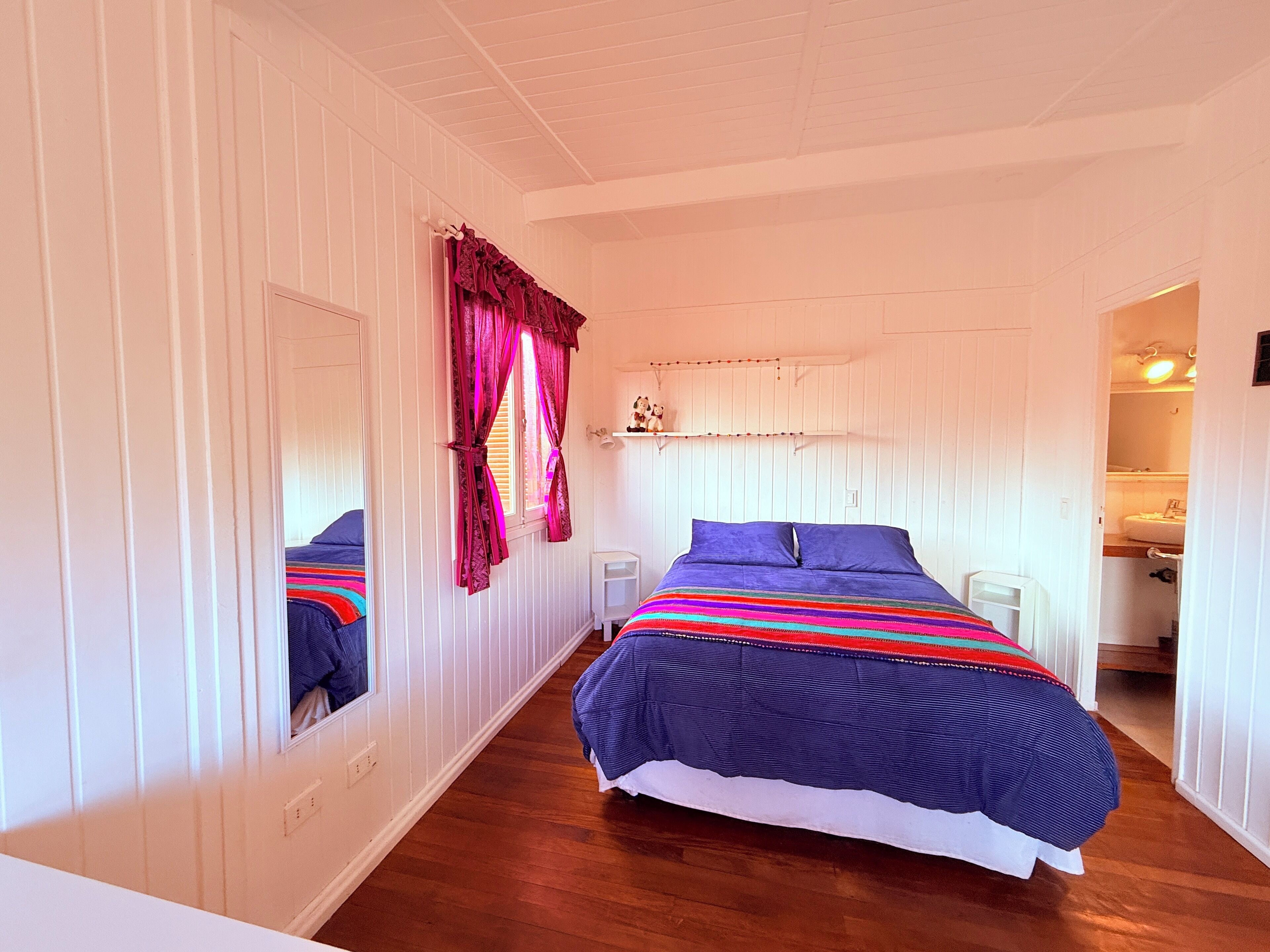 Ropa de cama de alta calidad, colchones Tempur-Pedic y escritorio 