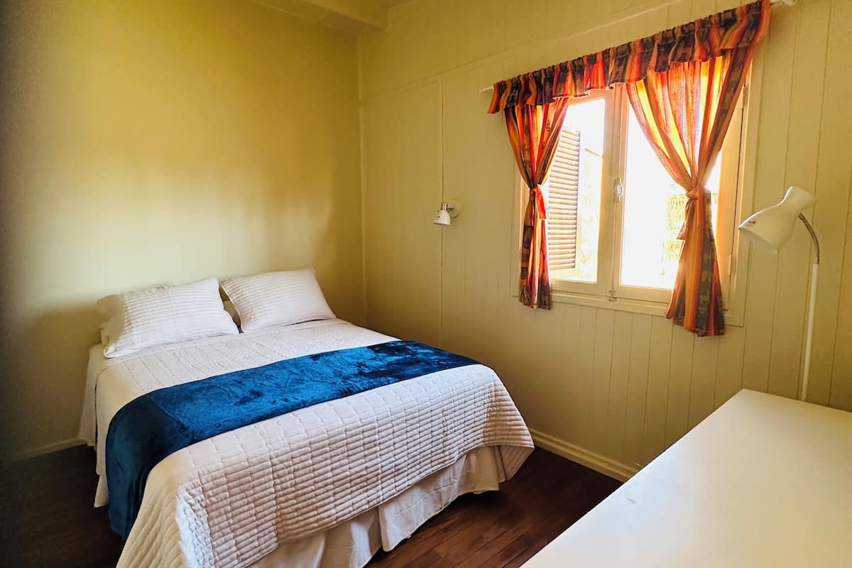 Standard-Doppelzimmer, Poolblick | Hochwertige Bettwaren, Tempur-Pedic-Betten, Schreibtisch