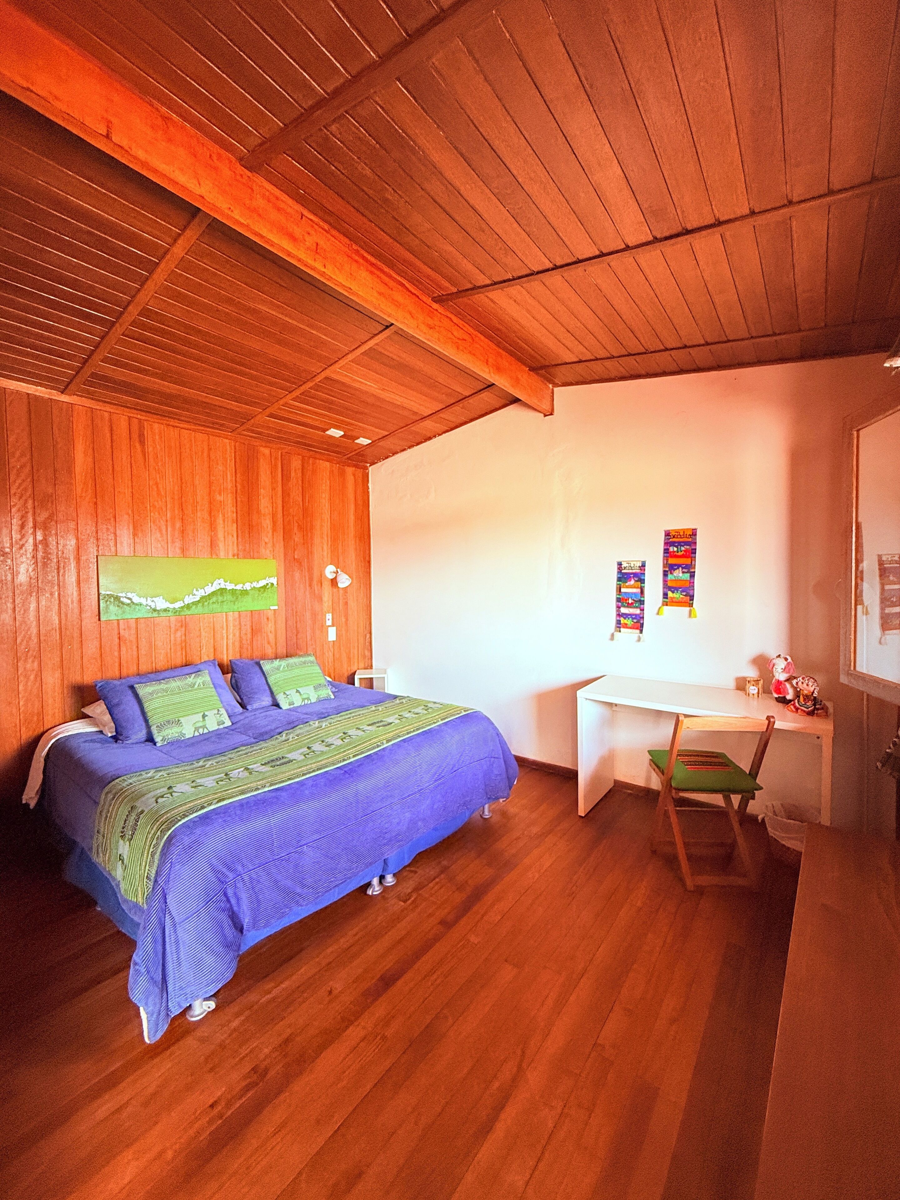 Ropa de cama de alta calidad, colchones Tempur-Pedic y escritorio 