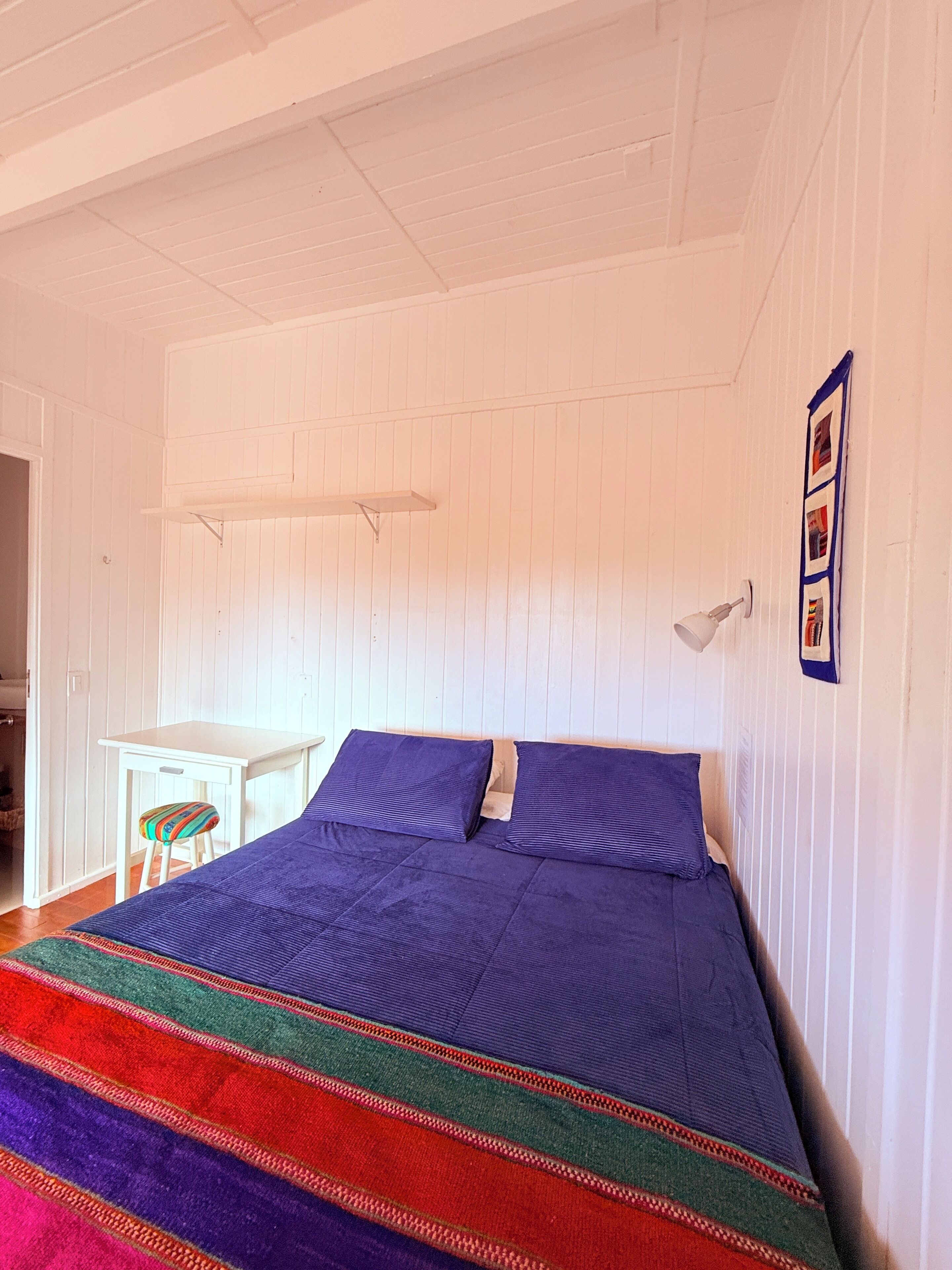 Ropa de cama de alta calidad, colchones Tempur-Pedic y escritorio 