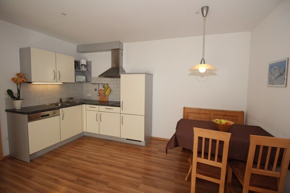 Kühlschrank, Geschirrspüler, Wasserkocher mit Kaffee-/Teezubehör