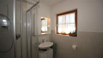 Dusche, Haartrockner, Bidet, Handtücher