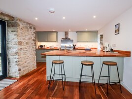 Lavavajillas, tetera/pava eléctrica, tostadora, utensilios de cocina