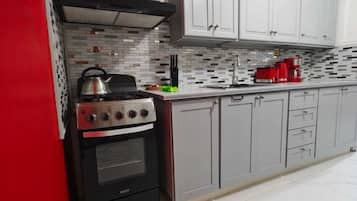 Kühlschrank, Mikrowelle, Ofen, Herdplatte