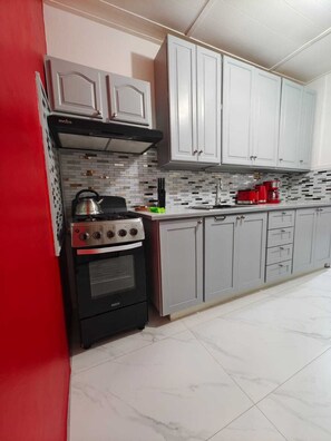 Refrigerador, microondas, horno y parrilla de estufa 