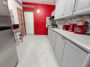 Fridge, microwave, oven, stovetop - Peaceful 1 bedroom apartment minutes from Port of Spain and Carnival activities (St Anns)