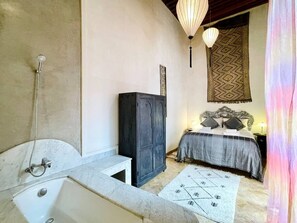 4 bedrooms, iron/ironing board, travel cot, free WiFi