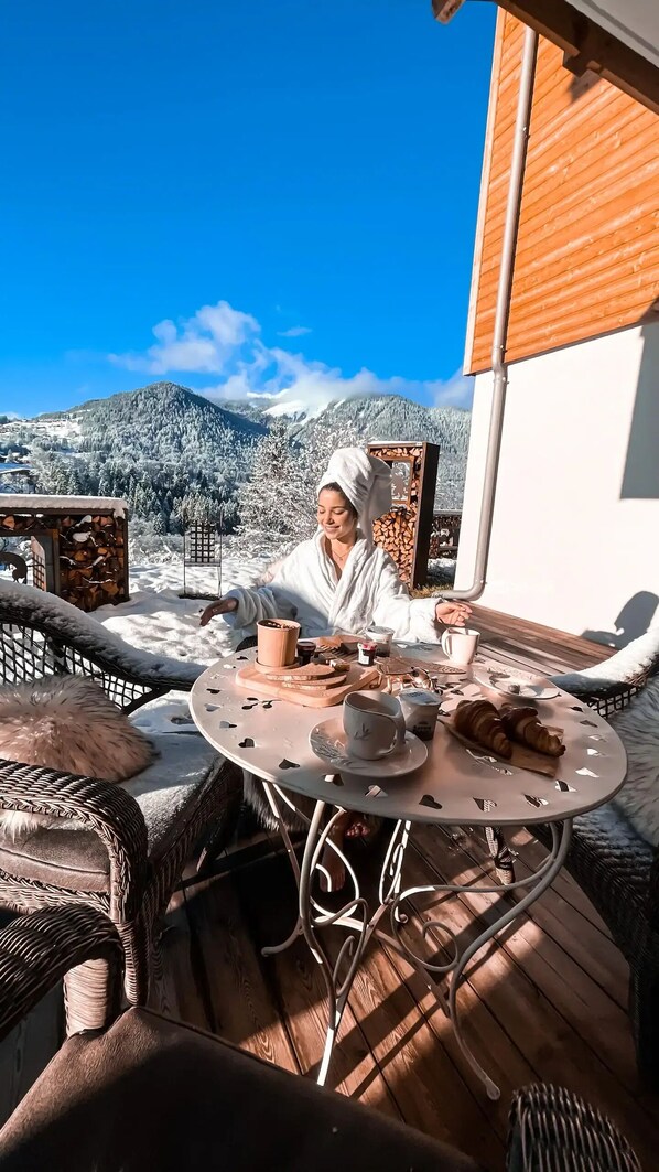 Outdoor dining - Les 3 Chaufatons - Appartement Petit Malicieux Avec Sauna et Jacuzzi (Montriond)