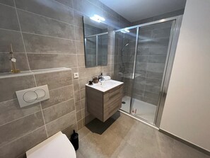 Shower, hair dryer, towels, soap - Les 3 Chaufatons - Appartement Petit Malicieux Avec Sauna et Jacuzzi (Montriond)