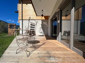 Outdoor dining - Les 3 Chaufatons - Appartement Petit Malicieux Avec Sauna et Jacuzzi (Montriond)