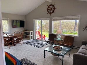 スマートテレビ、暖炉、書庫