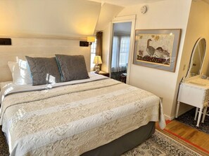 1 bedroom, iron/ironing board, travel cot, WiFi - Historic 1850 Downtown Retreat [Driftwood Cottage] (Bar Harbor)
