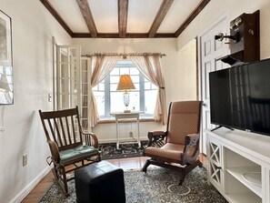 TV - Historic 1850 Downtown Retreat [Driftwood Cottage] (Bar Harbor)