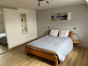 3 habitaciones, tabla de planchar con plancha, wifi y ropa de cama