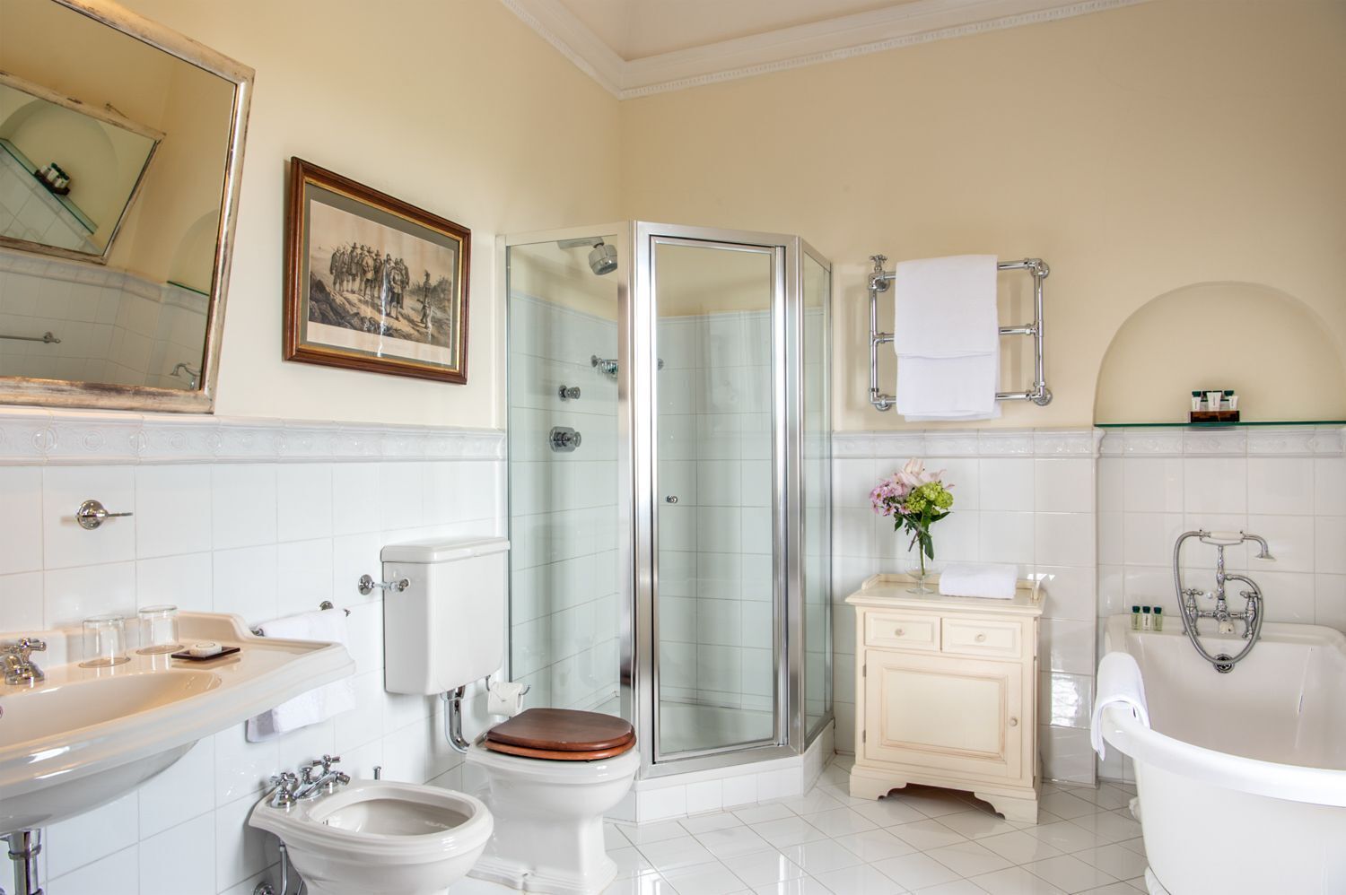 Un baño con inodoro, bidé, lavabo, ducha y bañera.