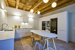 Lavavajillas, silla alta para bebés, mesa de comedor