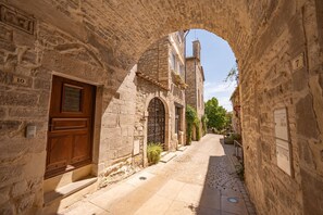 A narrow stone alleyway with a wooden door labeled "10" and a building with a sign "7". - Le Martinet - Three Bedroom Villa, Sleeps 6 (Vézénobres)