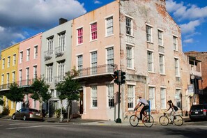 Un edificio de varios pisos con fachada rosa y sección de ladrillo.