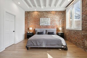 4 habitaciones, escritorio y tabla de planchar con plancha 