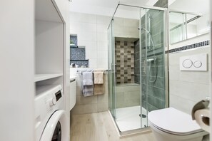 Comfort-Apartment, Nichtraucher | Badezimmer | Dusche, kostenlose Toilettenartikel, Haartrockner, Handtücher